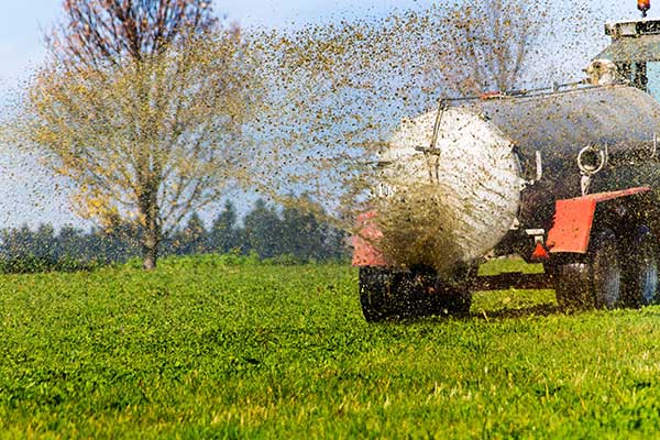 Traktor bringt Gülle aus