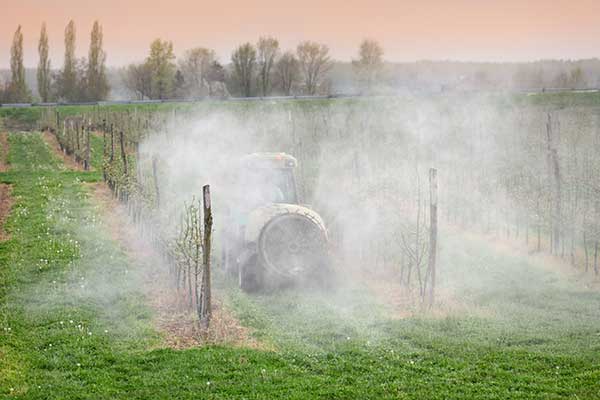 Traktor verspritzt Pestizide